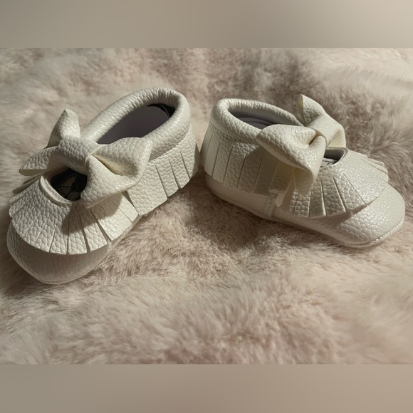 White Baby Moccasins with Bow - Picture 8 of 13